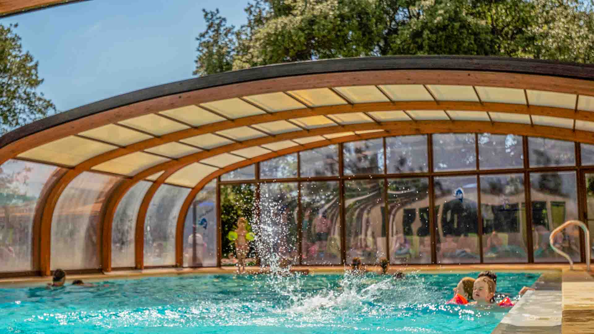 Piscine couvert chauffée Île de Ré Camping Île Blanche