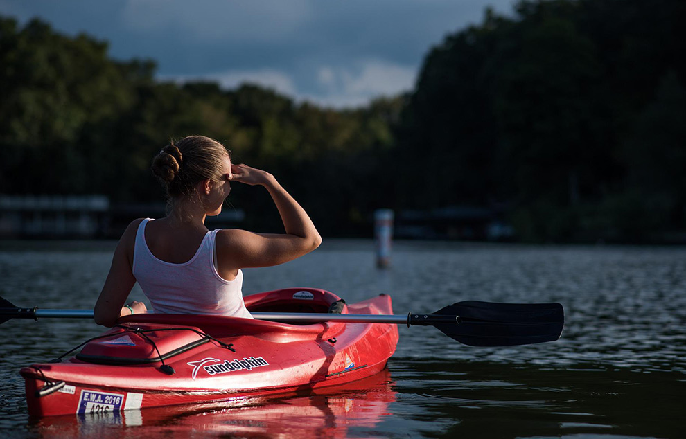 el kayak flota en el agua